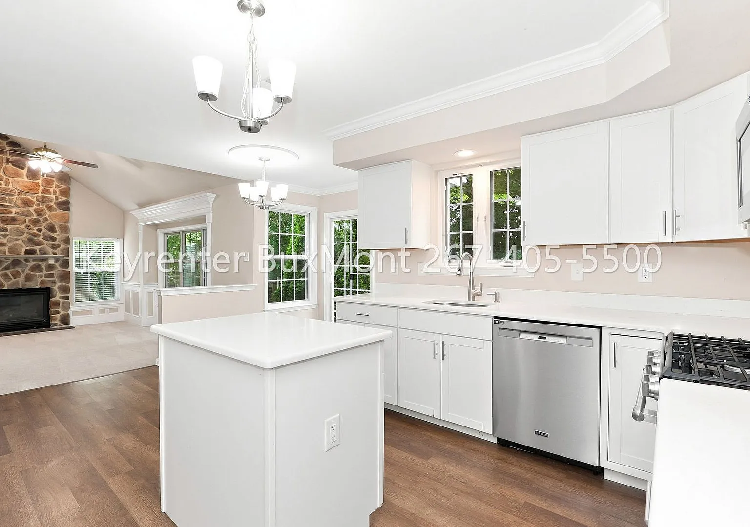 Renovated 4BR Home with 2-Car Garage, Fenced Yard & Patio — Photo 2