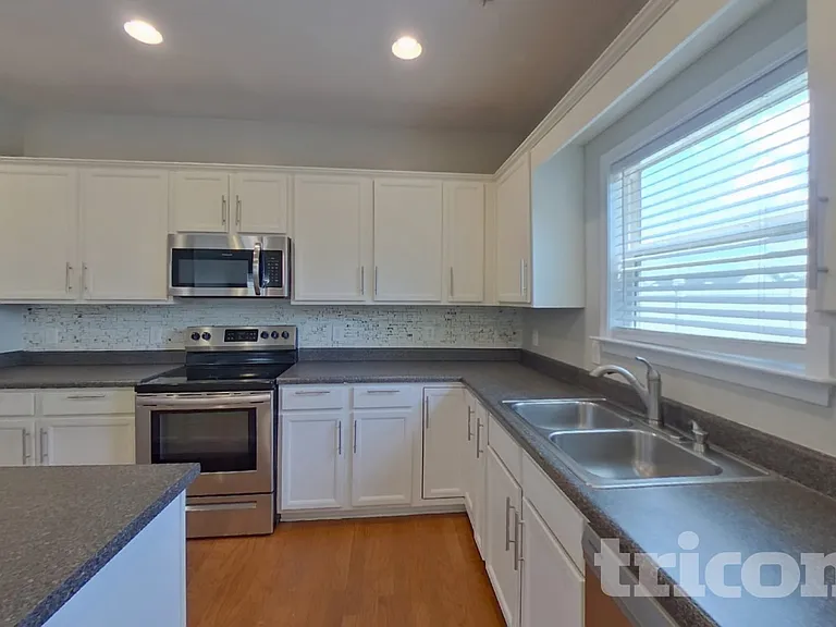 527 W Saddletree Dr — Photo 5