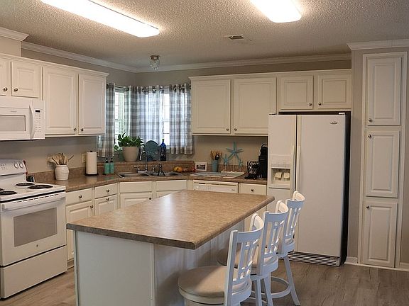 4th image of 24 Emden Cir