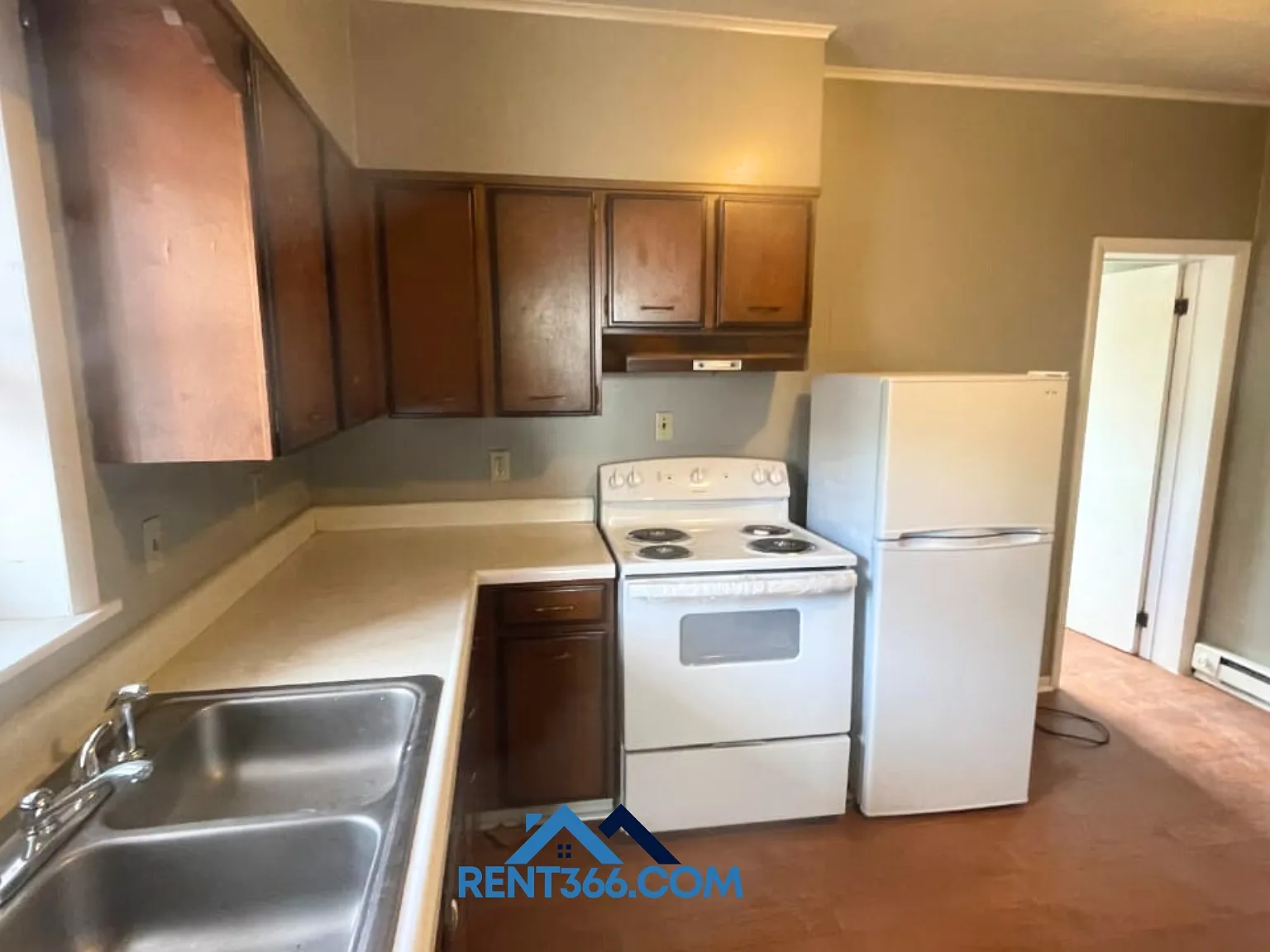 101 N George St — Photo 1