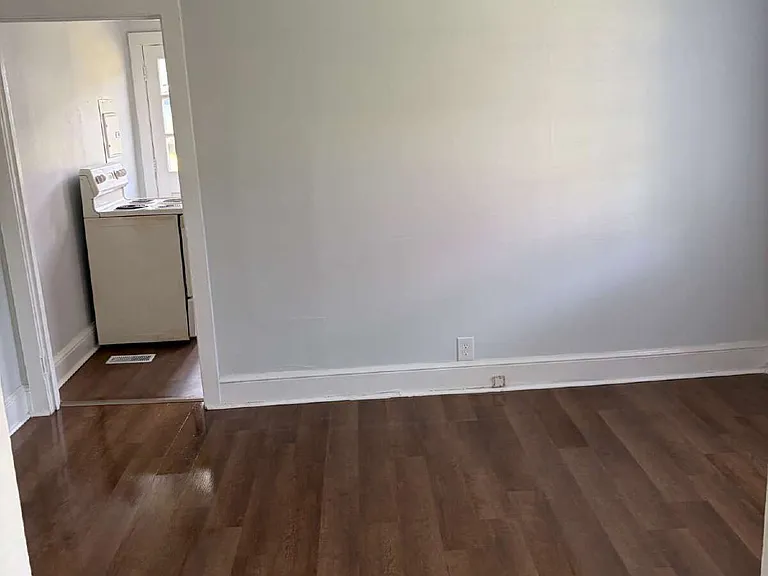 230 W Wood St — Photo 4