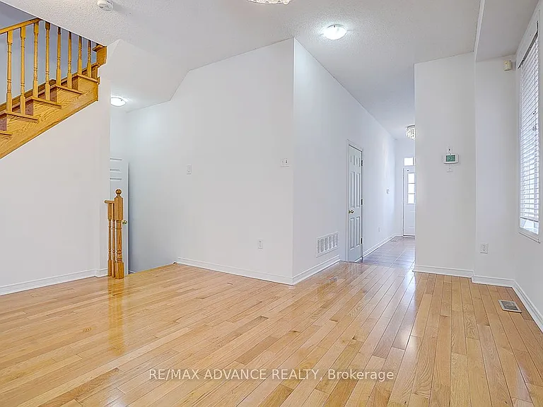 137 Laramie Cres — Photo 6