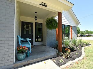 933 Red Oak Dr, Azle, TX 76020