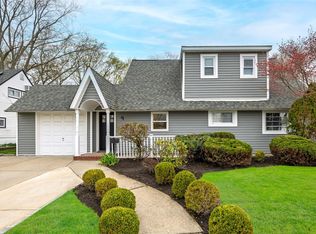 9 Tiptop Ln, Hicksville, NY