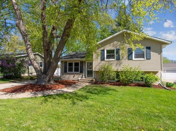 1202 Orchard Dr, Cedar Falls, IA 50613