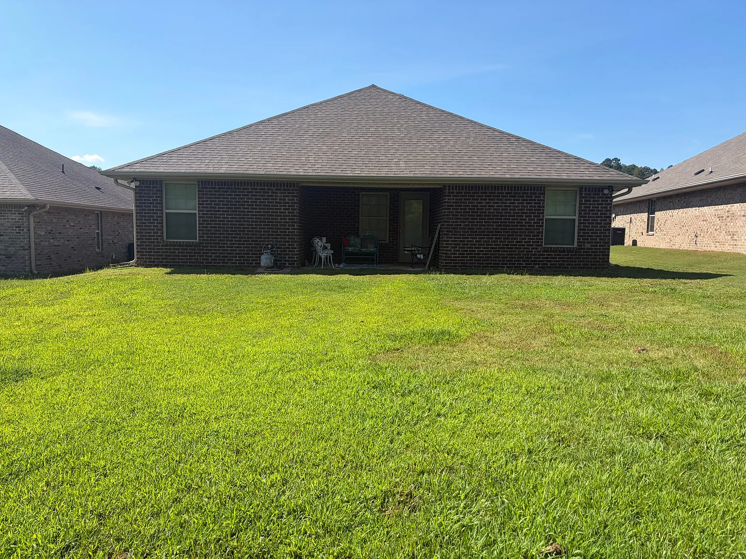 Spacious 4BR brick home with a 2-car garage, fireplace and level, private backyard. — Photo 3