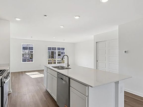 4th image of 905 Briar Glen Ct