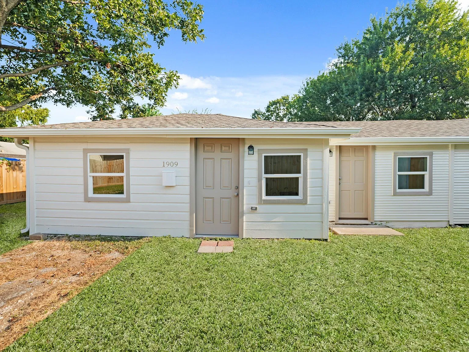 2 bed, 1.0 bath, 1123 sqft, $1,100 — Photo 2