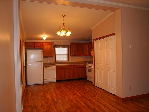 2nd image of 104 Sunset Ct