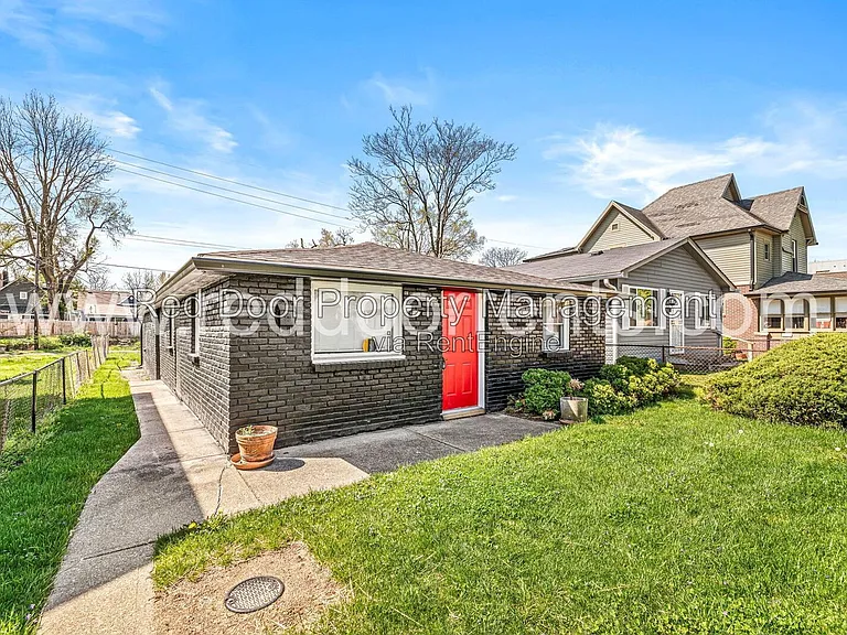 1037 W 30th St — Photo 3