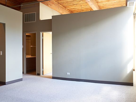 3rd image of 925 W Huron St APT 419