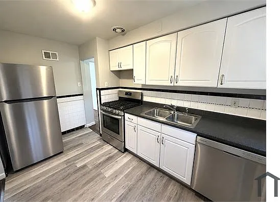1033 Bakewell Dr — Photo 3