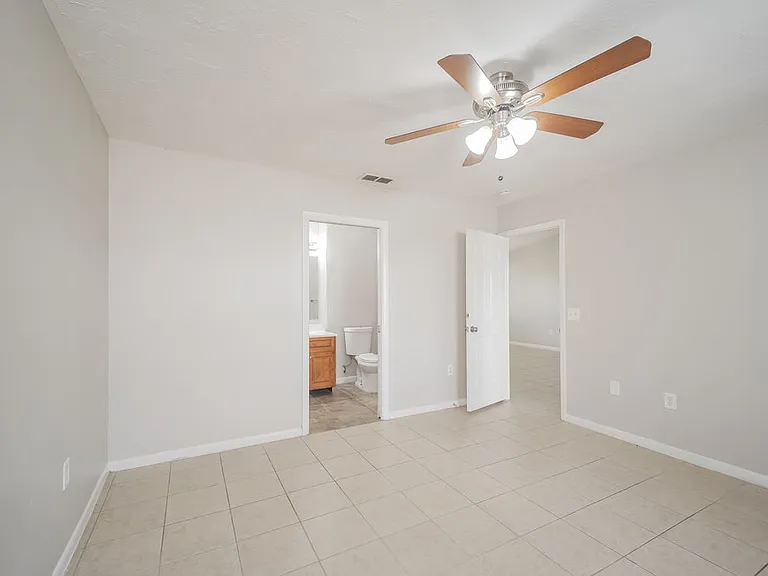 2122 SE 6th Ln — Photo 11