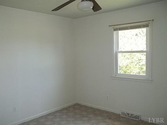 5th image of 170 Crestwood Dr