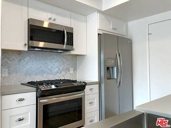 4th image of 853 N Hayworth Ave APT 204