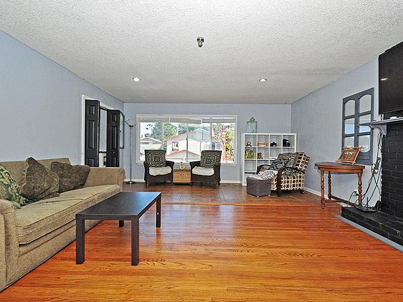 3rd image of 3921 Moulton Dr