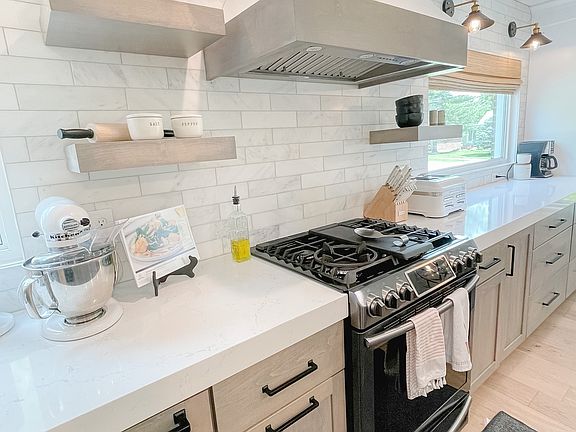 4th image of 2229 Gladstone Ave