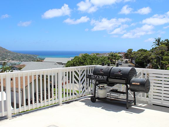 Right side ocean view of Moanalua Bay and Portlock
