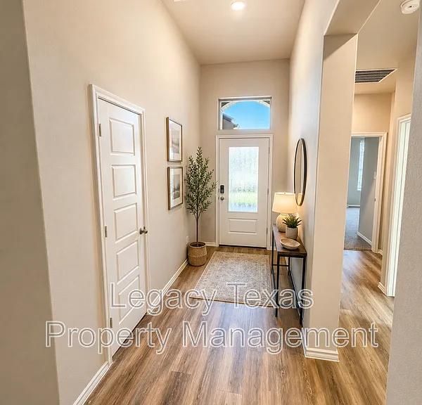 1911 Cherokee Ln — Photo 3