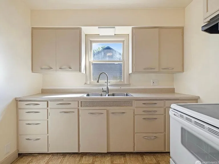 521 E Cherry St — Photo 7