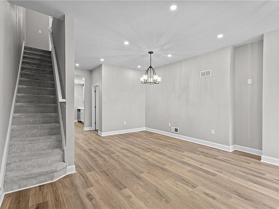 3rd image of 830 Adelaide St