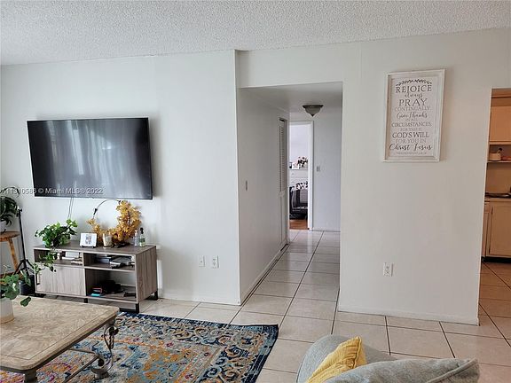 3rd image of 919 Hillcrest Dr APT 306