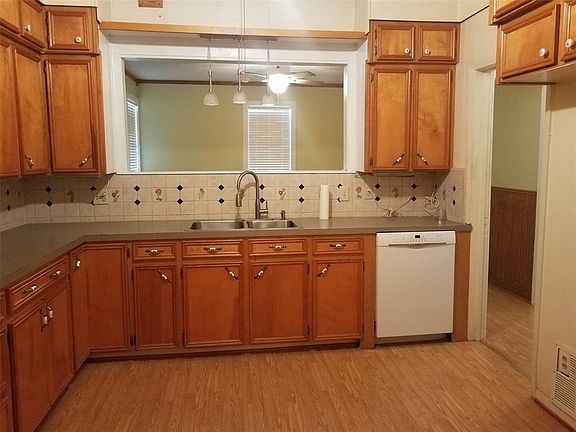 4th image of 108 Woodland St
