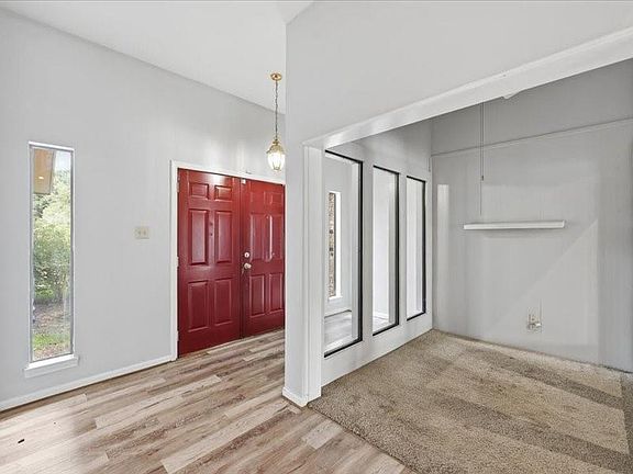 2nd image of 1070 Shakespeare Dr