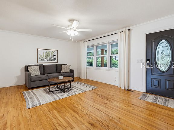 4th image of 8 Miller Drive W