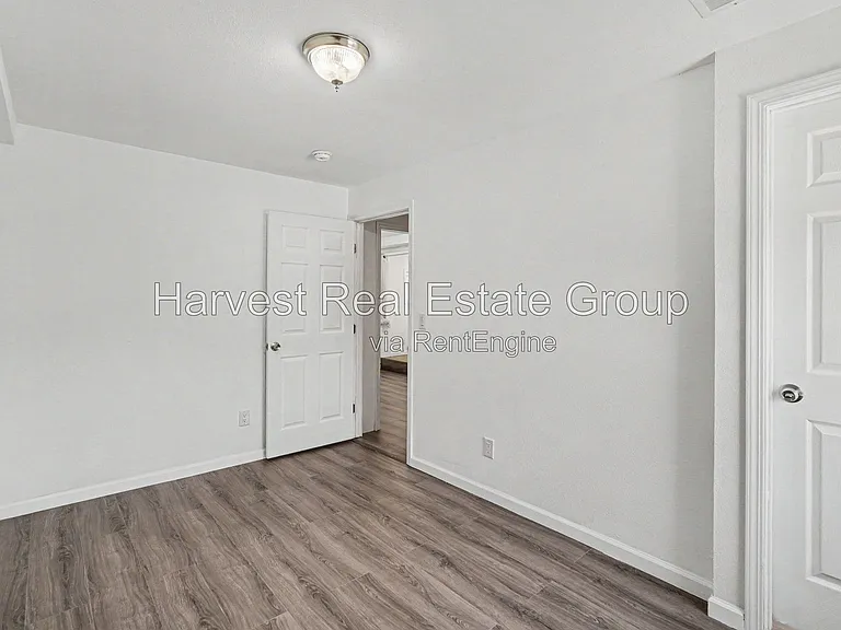 812 Chester St — Photo 12