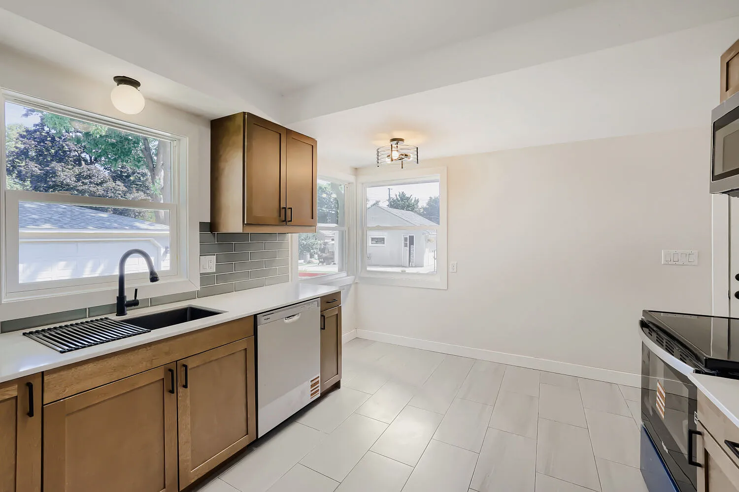 5 bed, 2100 sqft, $2,999 — Photo 3
