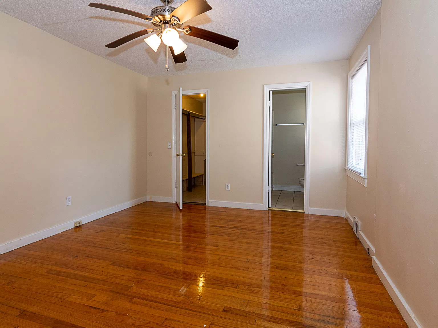 4 bed, 2.5 bath, 1900 sqft, $2,700 — Photo 3