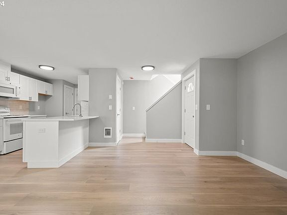 5th image of 9018 NE Lewis Dr