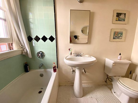 5th image of 1831 N New Hampshire Ave #105