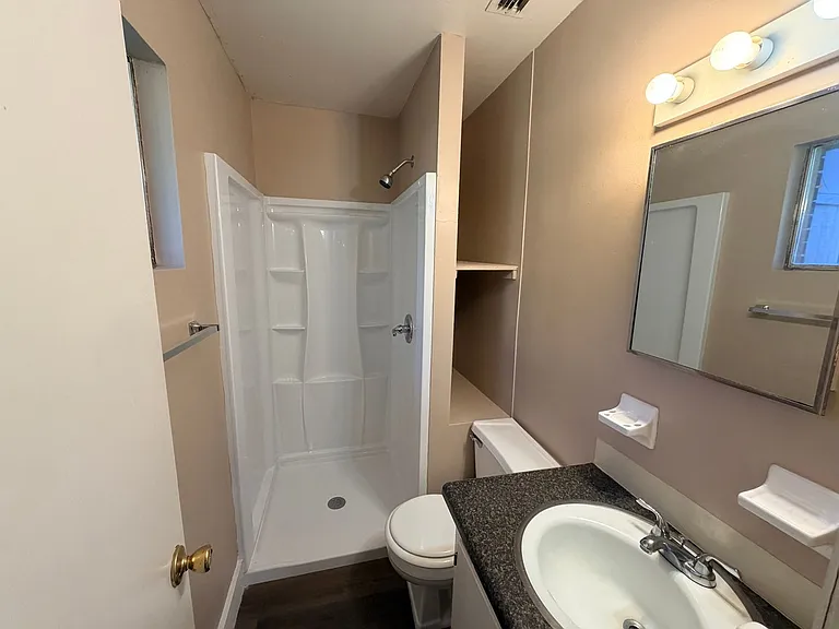 408 S College St — Photo 11