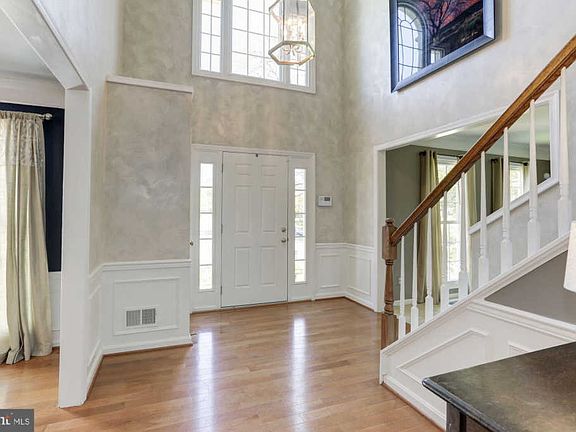 4th image of 205 Stoneledge Pl NE