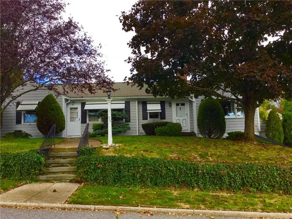 33 Morton Dr, Warwick, RI 02888