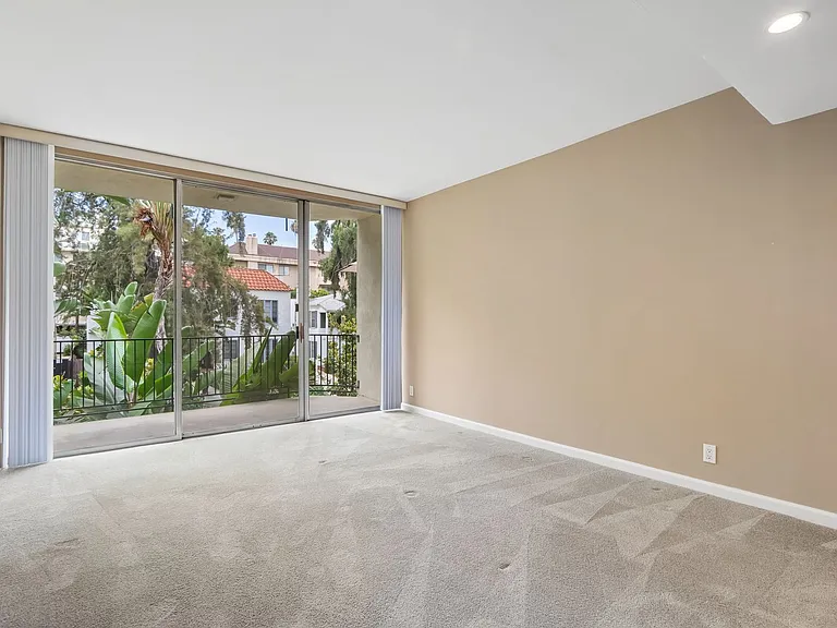 116 N Wetherly Dr — Photo 14