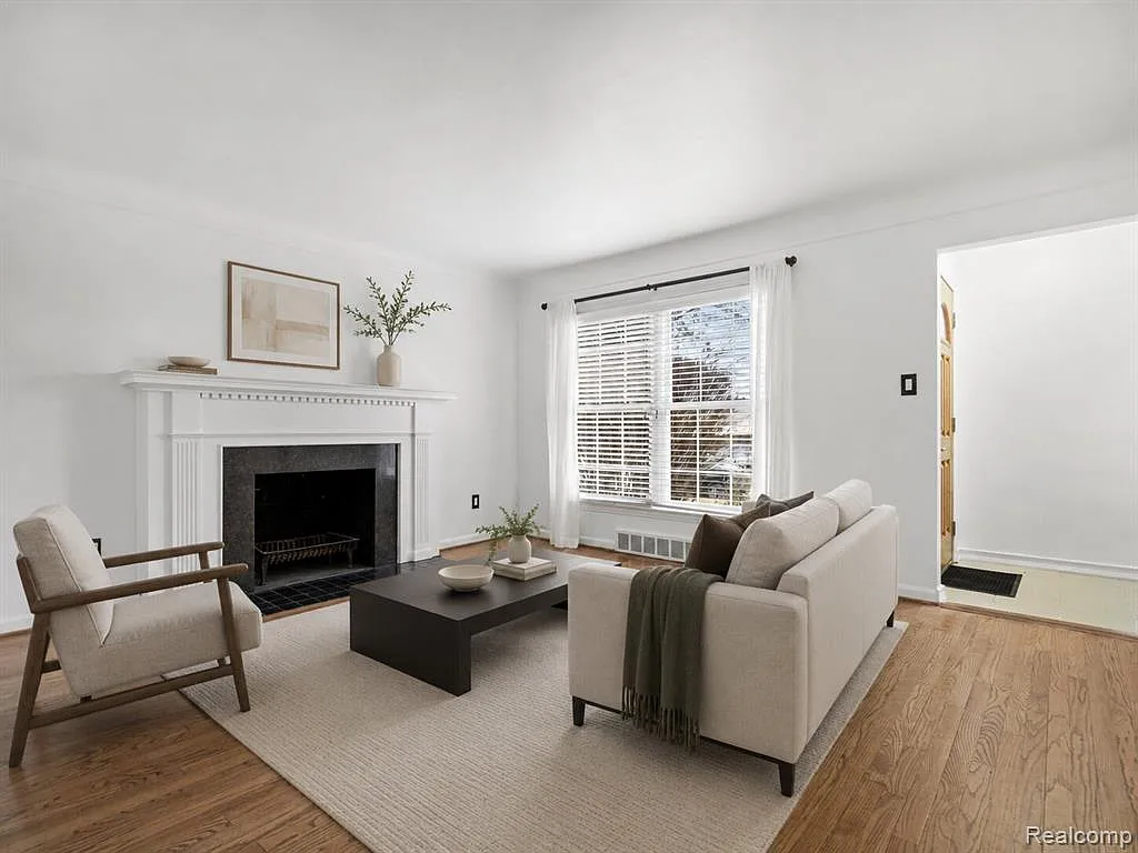 3 bed, 2.0 bath, 2300 sqft, $3,000 — Photo 3