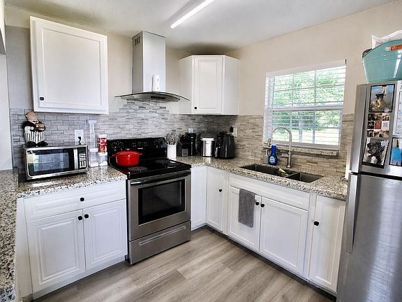 4th image of 1422 Papendorf Ln
