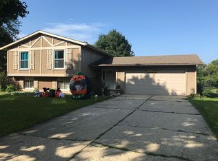 387 Darby Ct, Crystal Lake, IL 60014