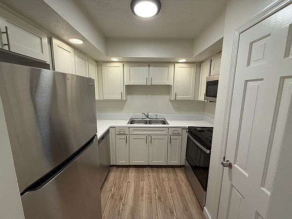 2nd image of 3204 Redding Rd #102