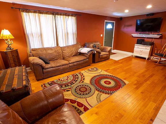 4th image of 608 Canby St