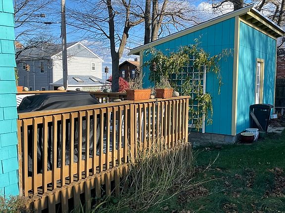 3rd image of 8 Hampton Cir