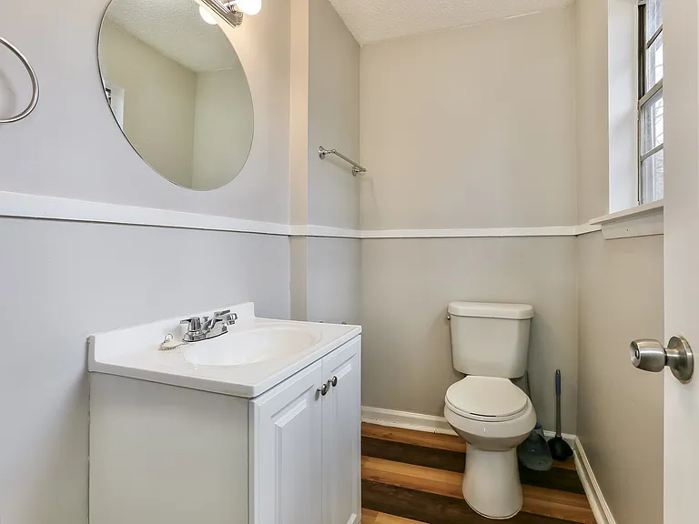 1483401_025_main_bathroom_13615094.jpg