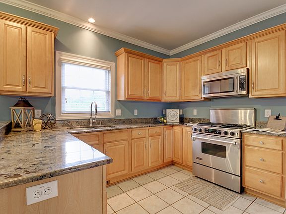 3rd image of 144 Weymouth Ct