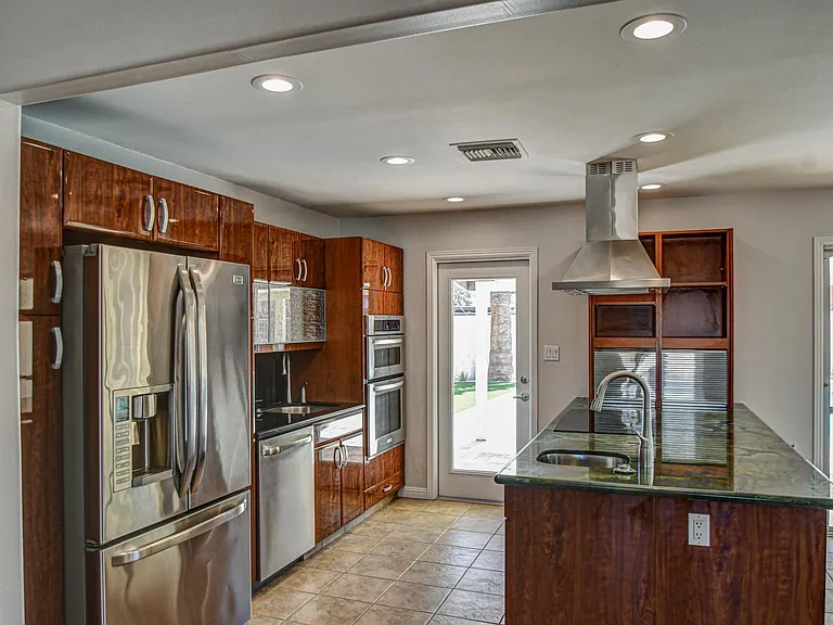 1039 E Geneva Dr — Photo 7