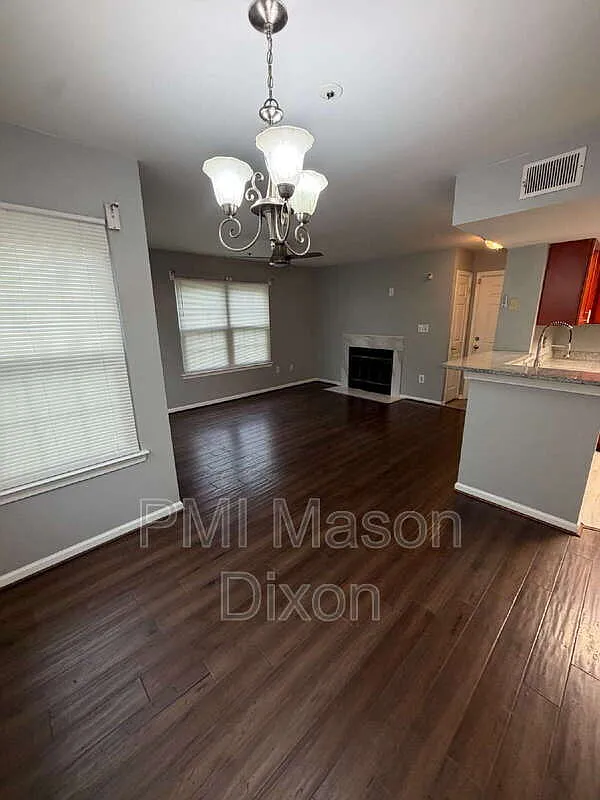 2 bed, 2.0 bath, 876 sqft, $2,100 — Photo 3