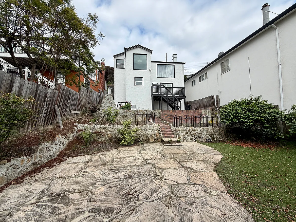 Building Photo - 716 Gateview Ave #2