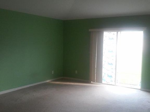 4th image of 870 Greenleaf Cir